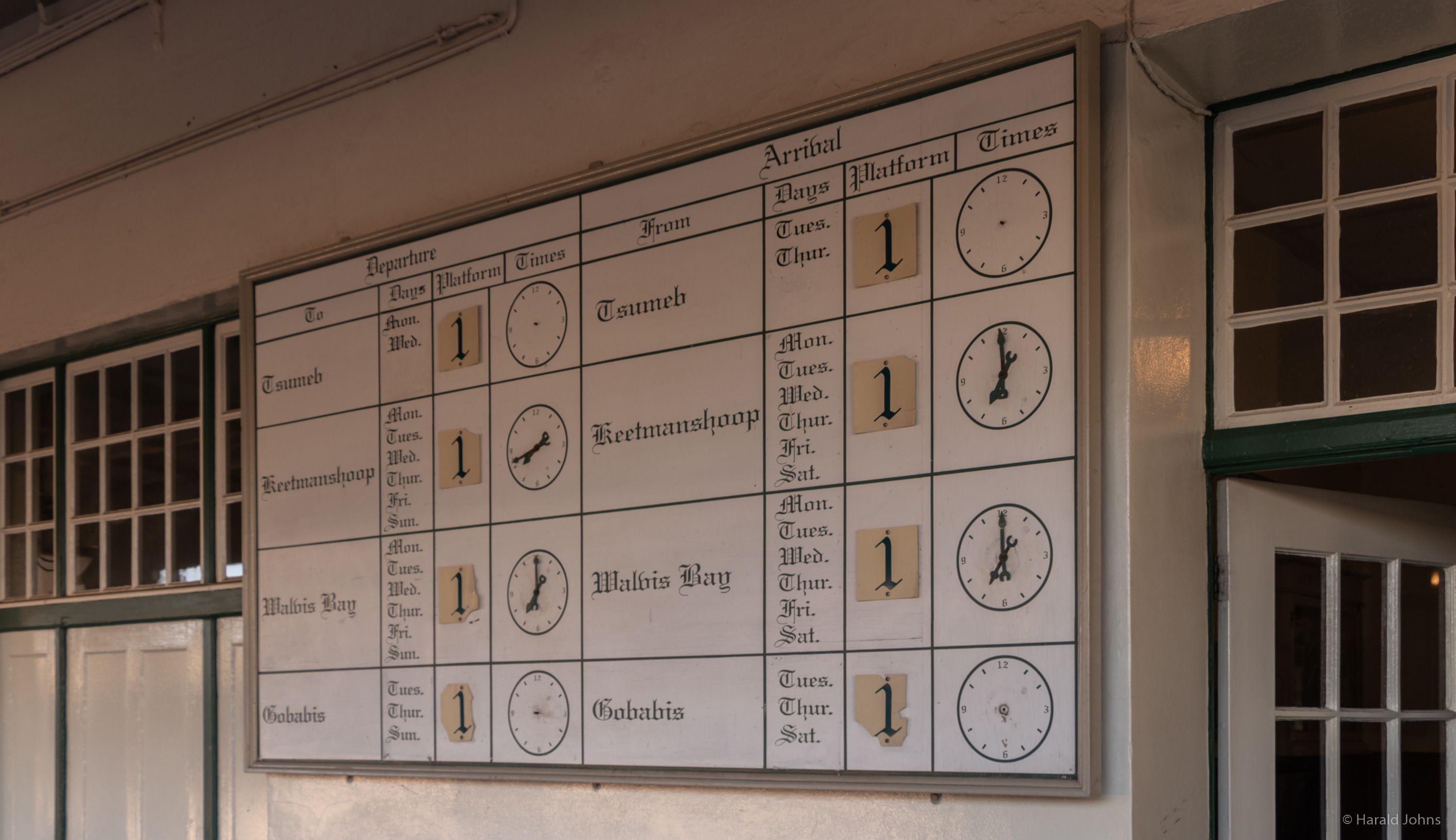 Am historischen Bahnhof in Windhoek  - Tafel mit den Abfahrtszeiten
