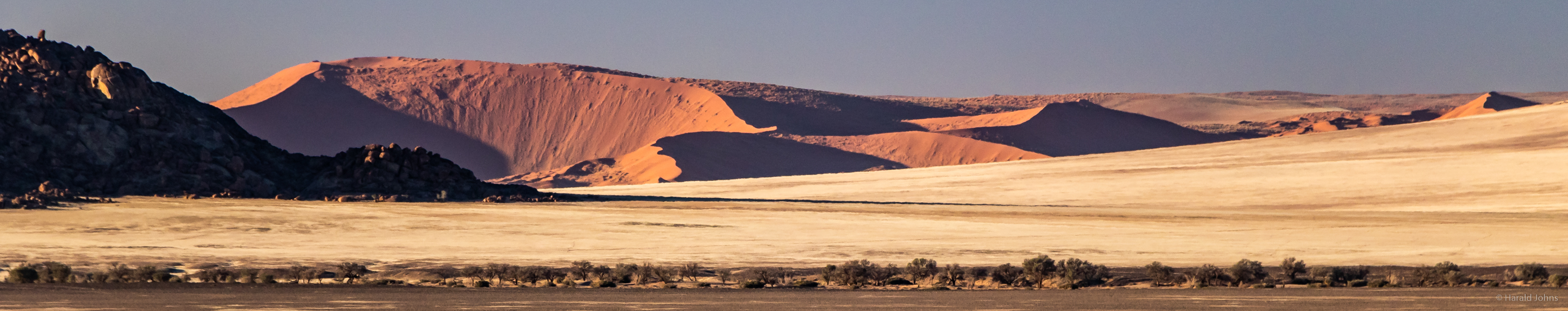 Gewaltige Sanddünen der Namib Wüste