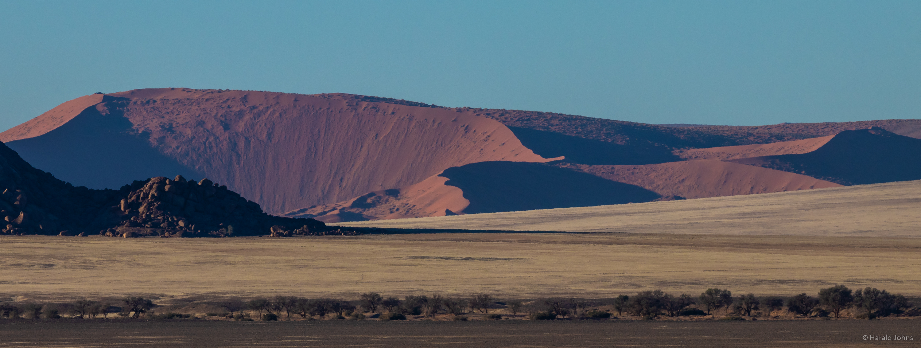 Farbenprächtige Sanddünen der Namib Wüste