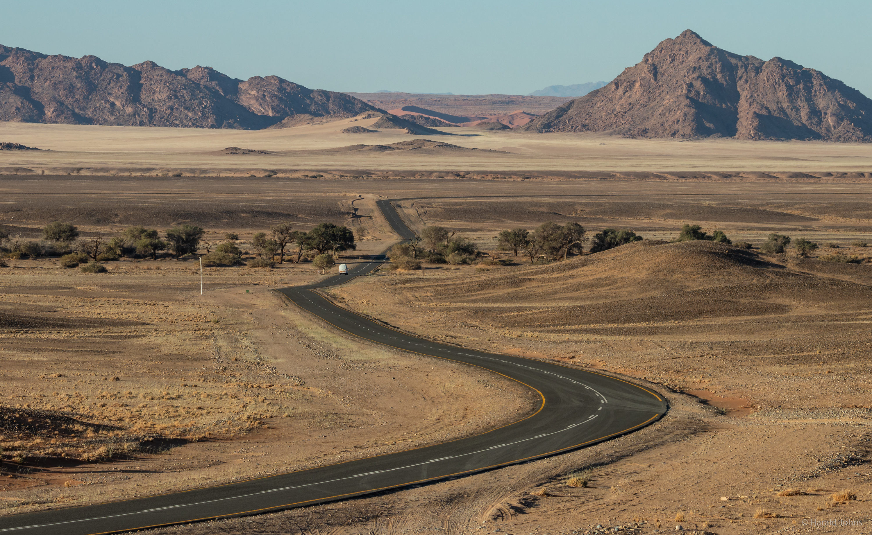 Die Straße schlägelt sich durch die Kalaharie