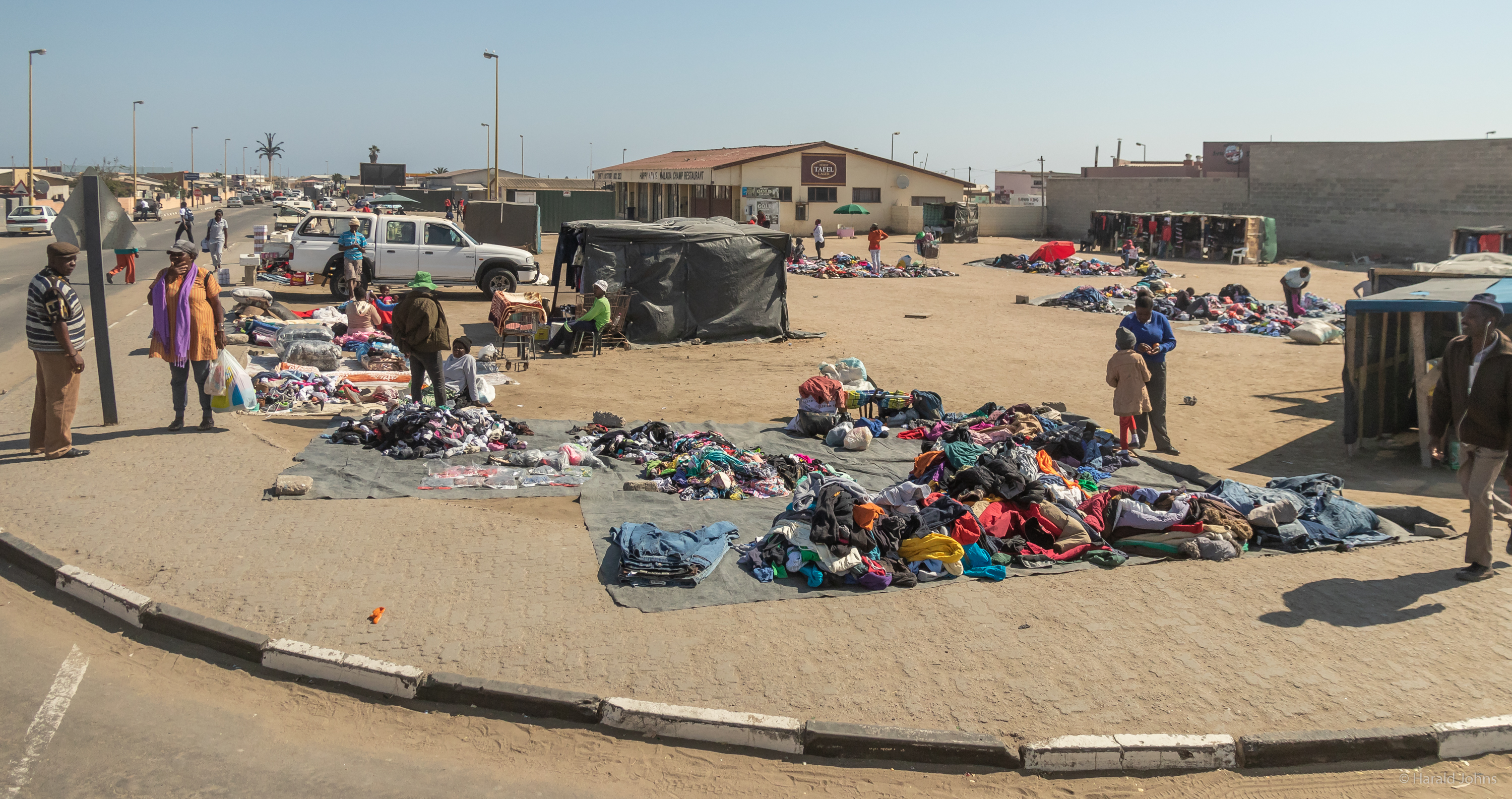 Straßenverkauf von Kleidung im ärmsten Stadtteil Mondesas in Swakopmund