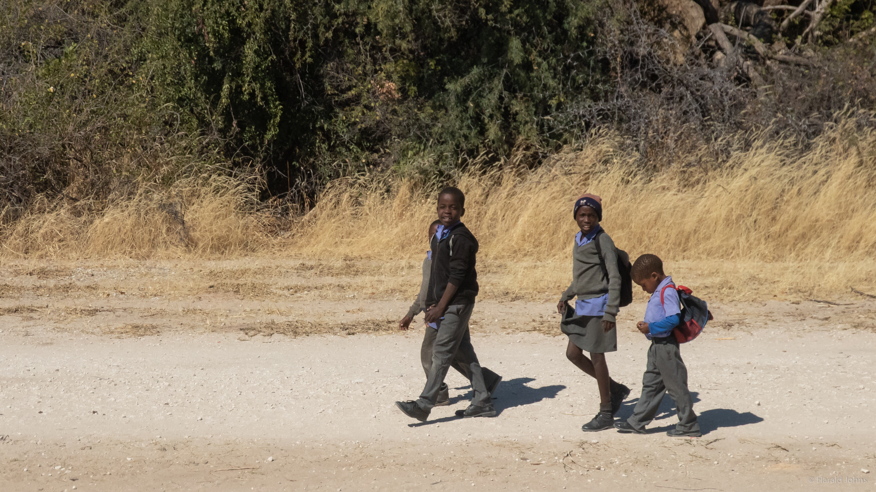 Kinder auf dem Weg zur Mpora Senior Primary School