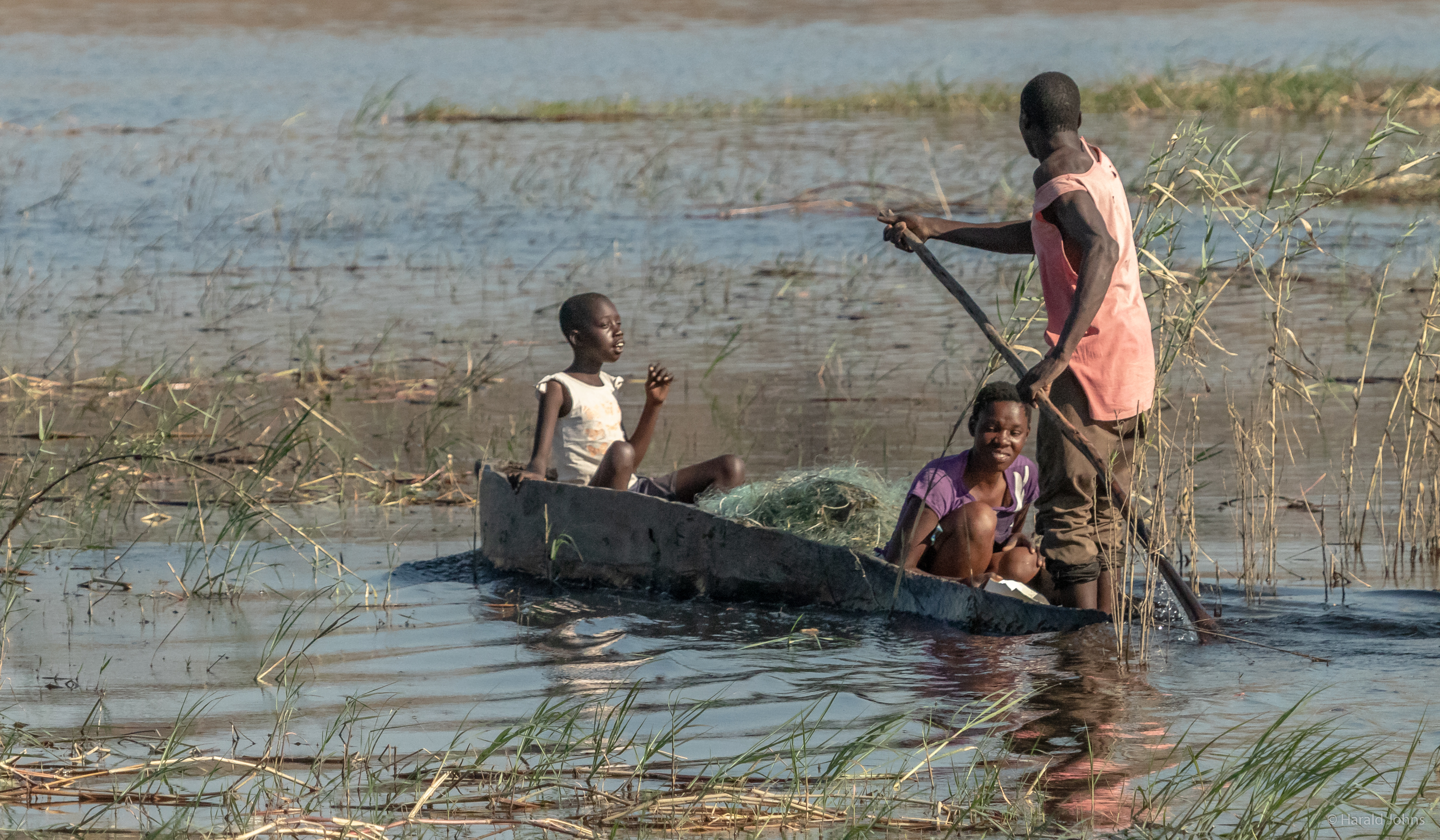 Die Fischer im  Mokoro-Einboot trauen sich zwischen Krokodilen einiges zu.