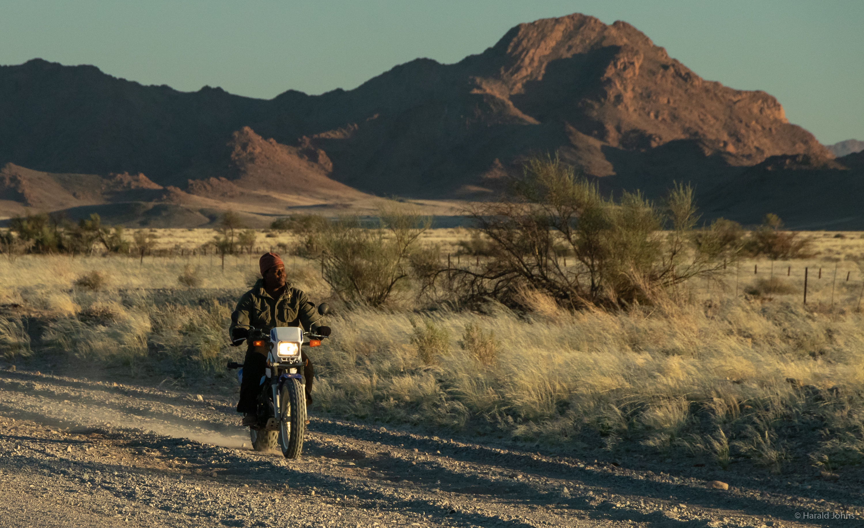 Ein Motorrad auf der Rüttelpiste.