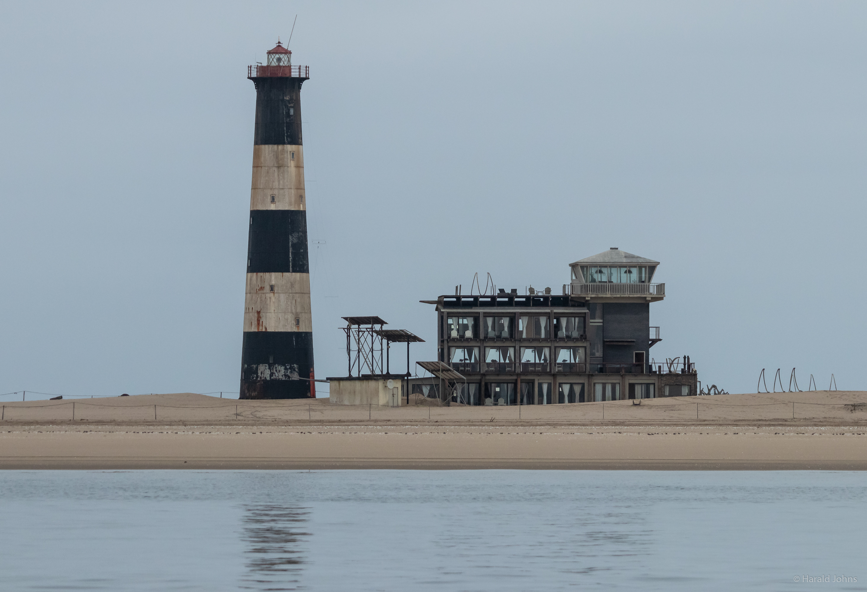 Auf der nordwestlichen Landzunge der Bucht wurde ein markanter schwarz-weiß gestreifter Leuchtturm errichtet.
