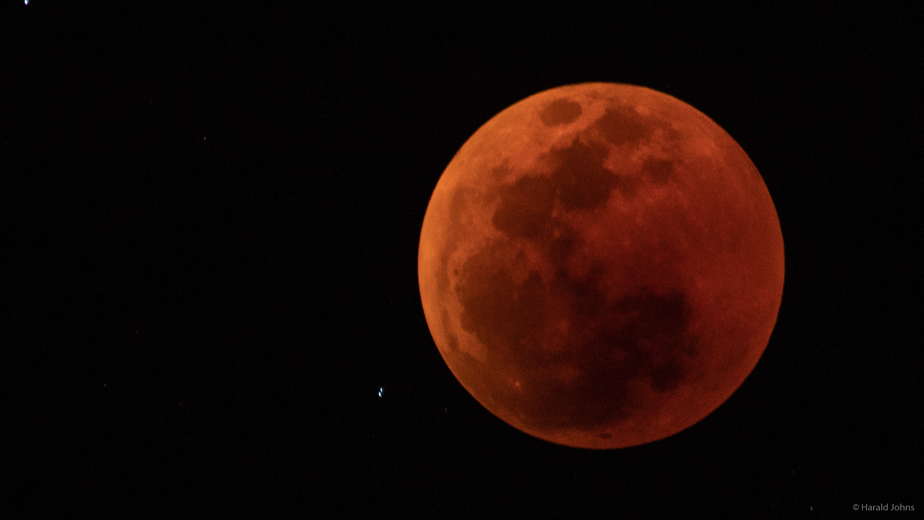 Vollmond während einer totalen Kernschattenfinsternis - "Blutmond"