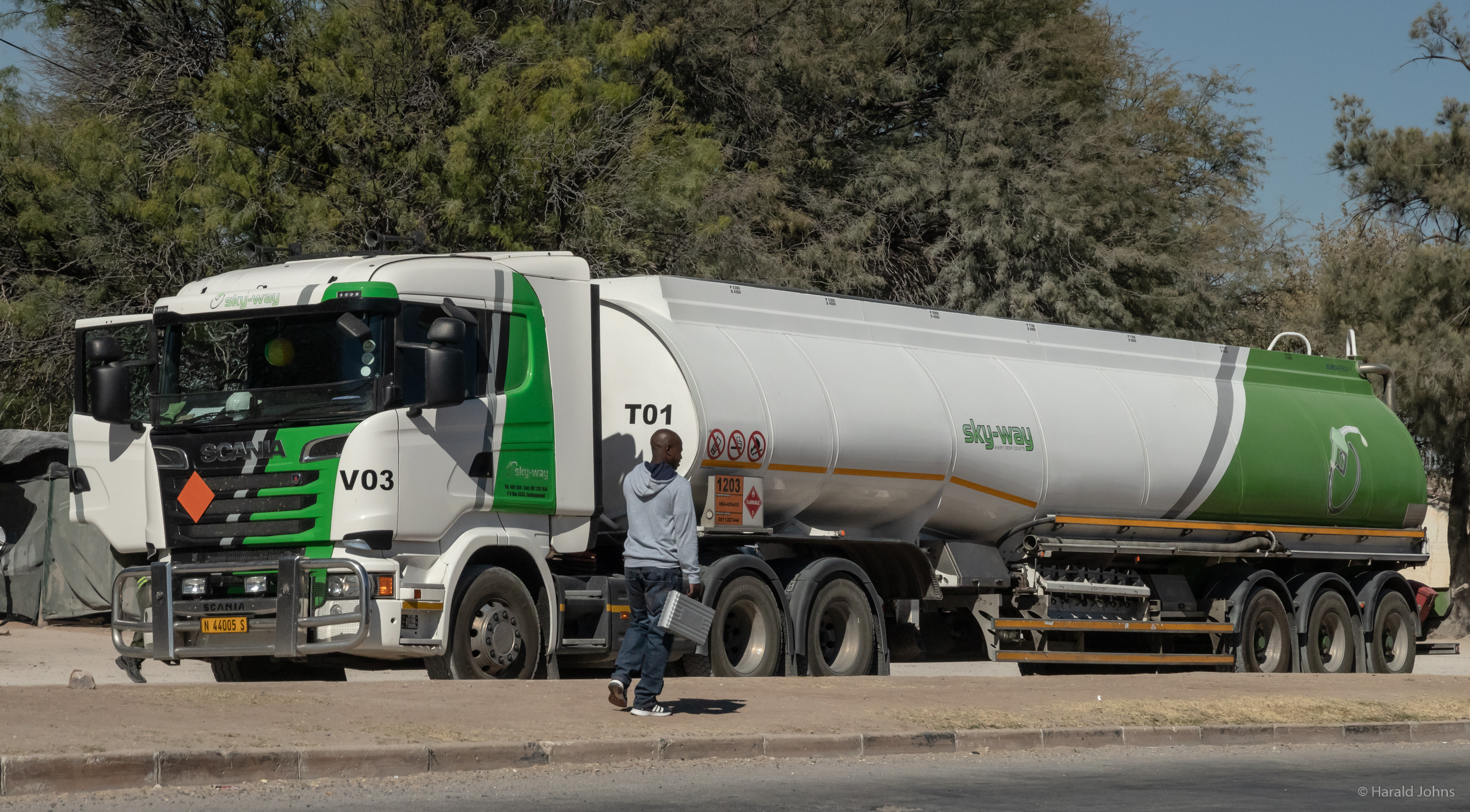 Langer 6-Achsiger Tanker