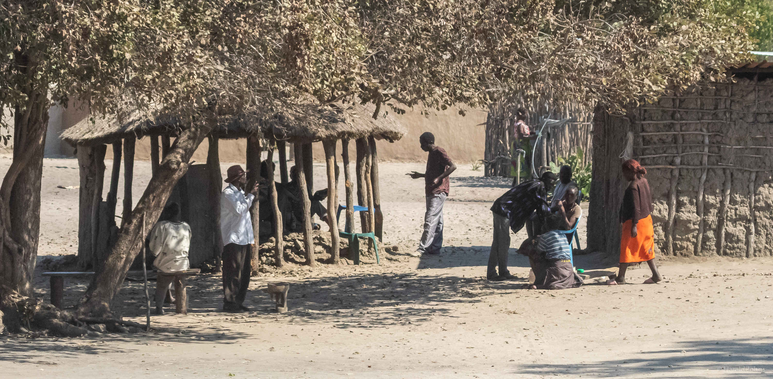 Treffpunkt im Dorf, Region Chobe