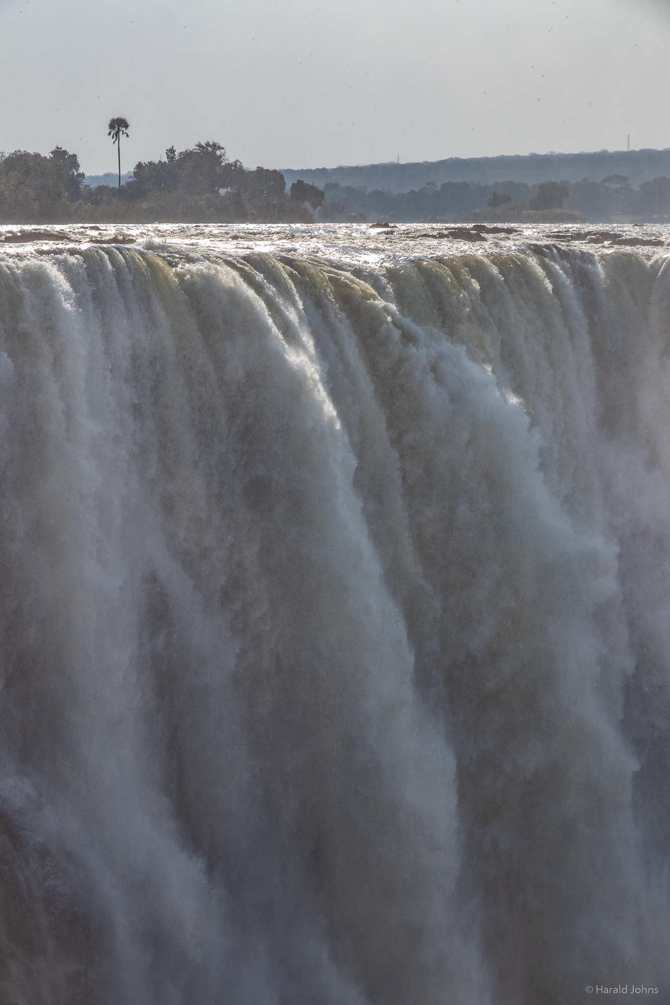 Auf einer Breite von 1708m schießt das Wasser 110m in die Tiefe.