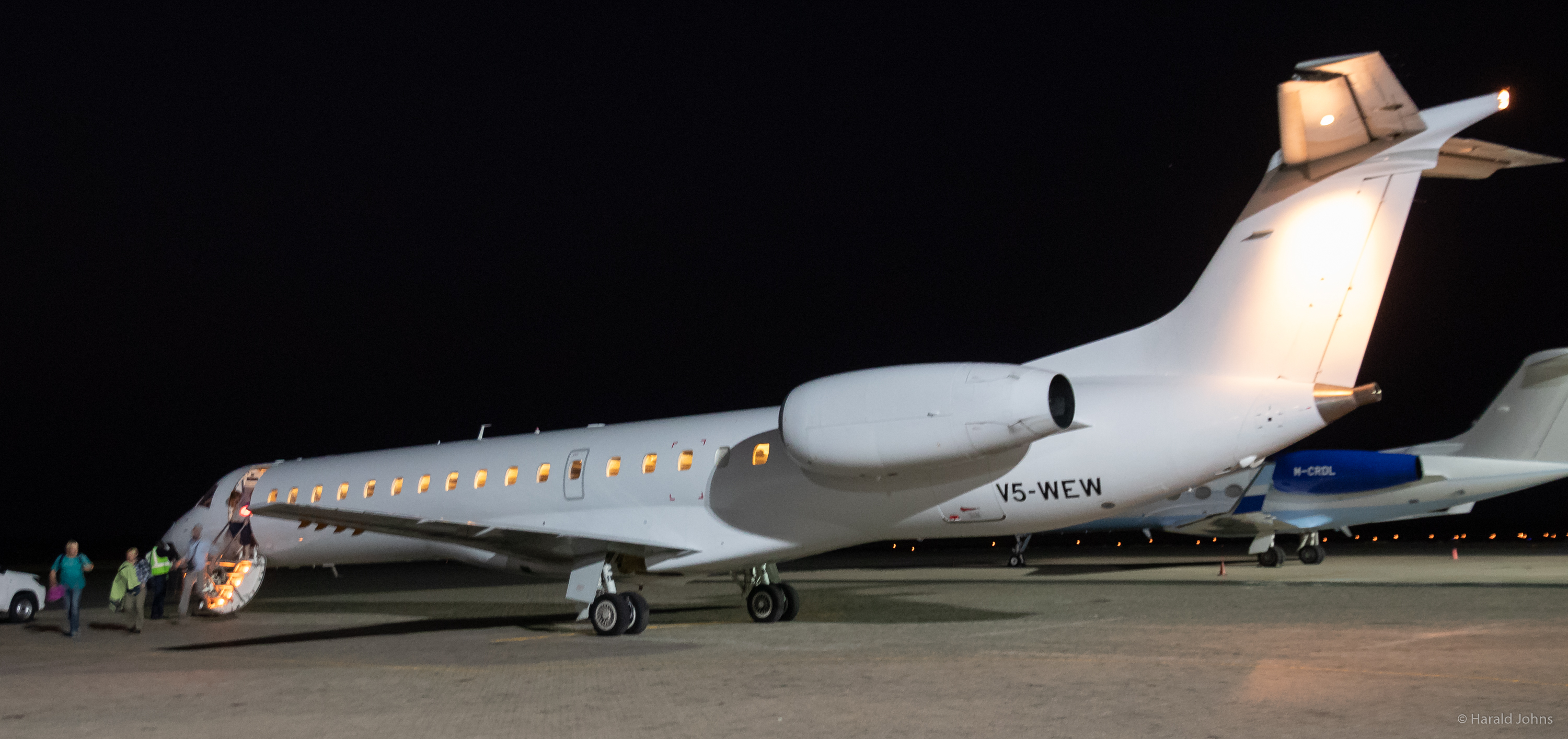 Gelandetes Flugzeug vom Typ Embraer ERJ 145 (Regionaljet) der namibischen Fluggesellschaft Westair Aviation als Charterflug